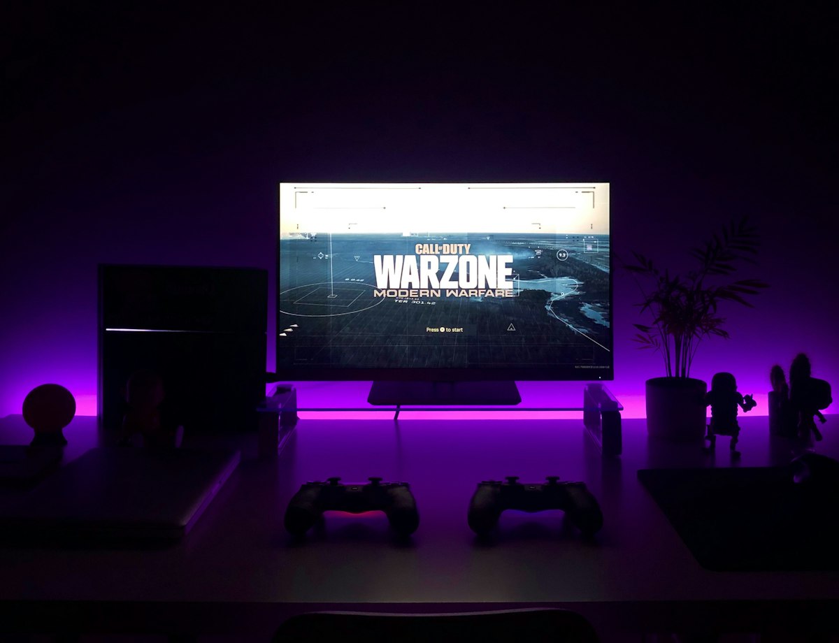 Curved gaming monitor with vivid game colors